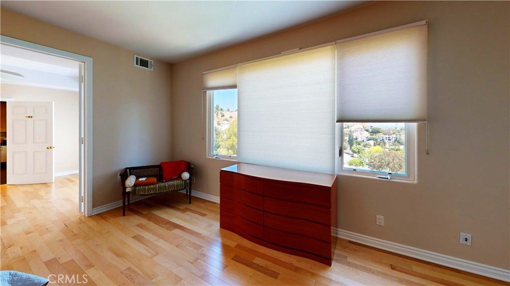 Image 18 of property listing at 4936 Llano, Woodland Hills, CA 91364