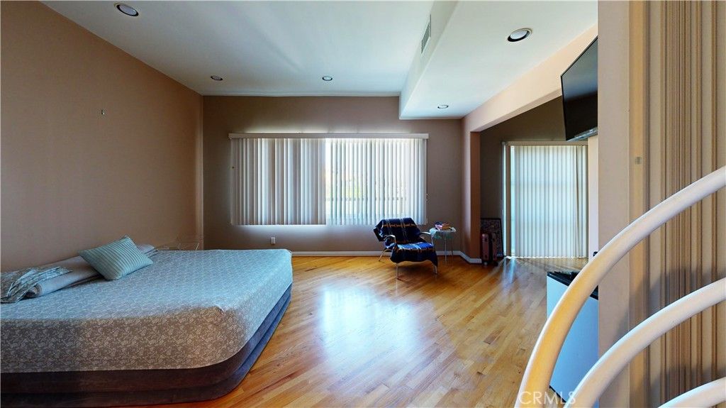 Image 21 of property listing at 4936 Llano, Woodland Hills, CA 91364