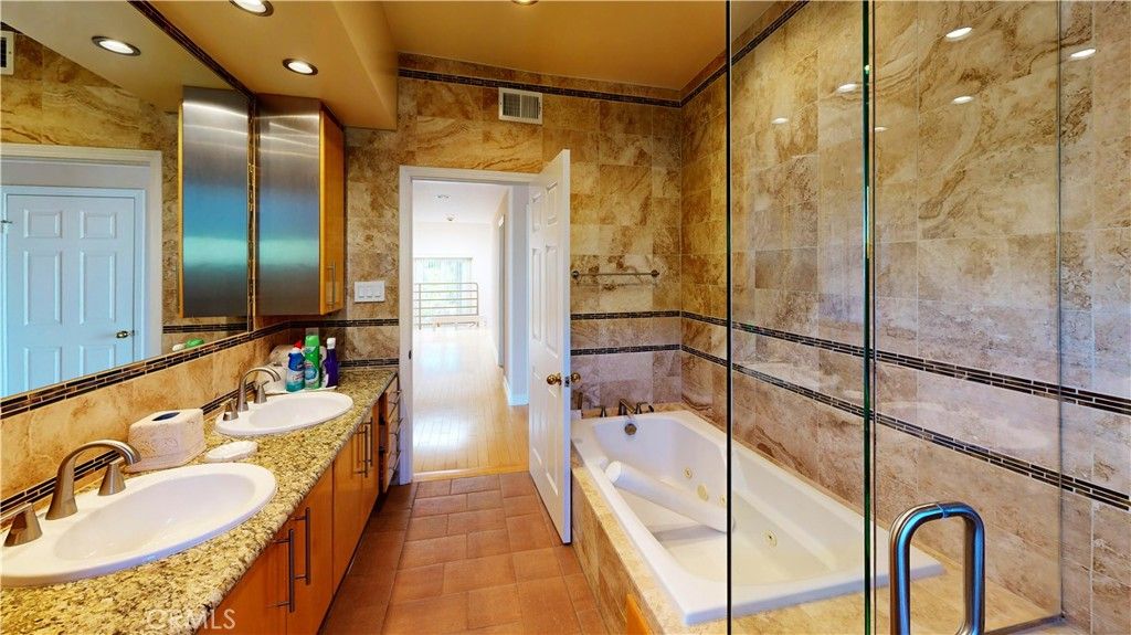 Image 35 of property listing at 4936 Llano, Woodland Hills, CA 91364
