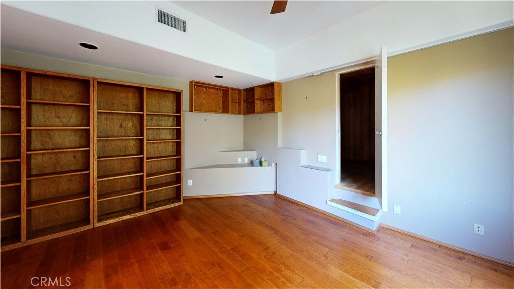 Image 40 of property listing at 4936 Llano, Woodland Hills, CA 91364