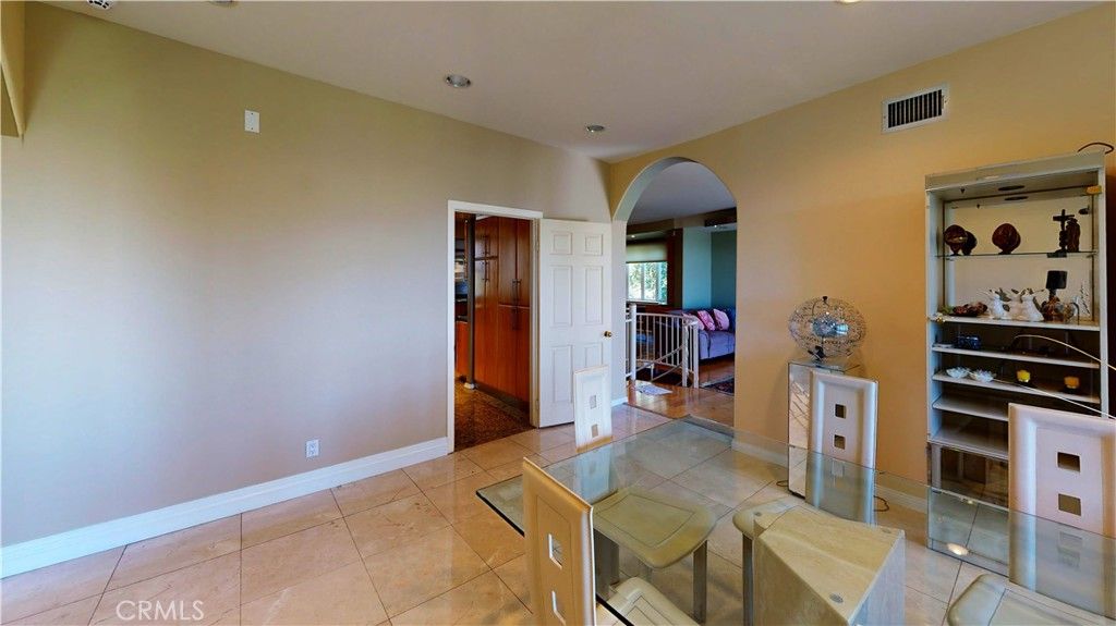 Image 5 of property listing at 4936 Llano, Woodland Hills, CA 91364