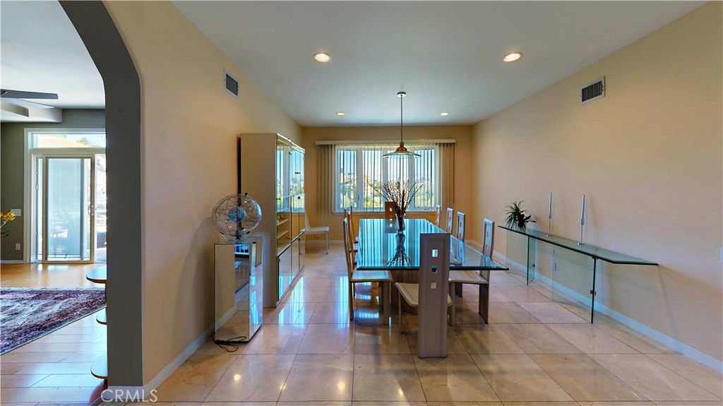 Image 6 of property listing at 4936 Llano, Woodland Hills, CA 91364