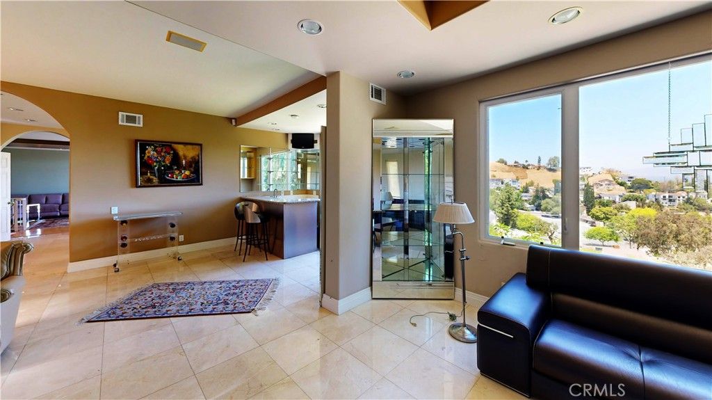Image 7 of property listing at 4936 Llano, Woodland Hills, CA 91364