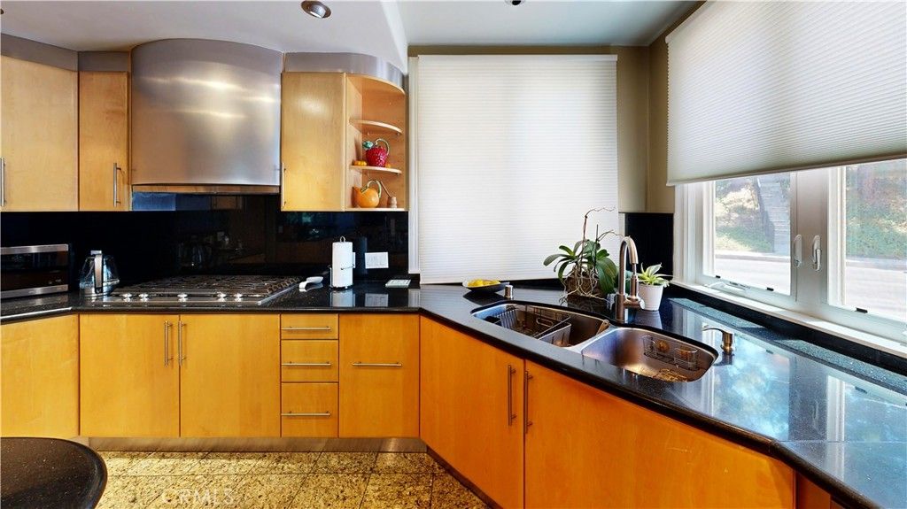 Image 9 of property listing at 4936 Llano, Woodland Hills, CA 91364