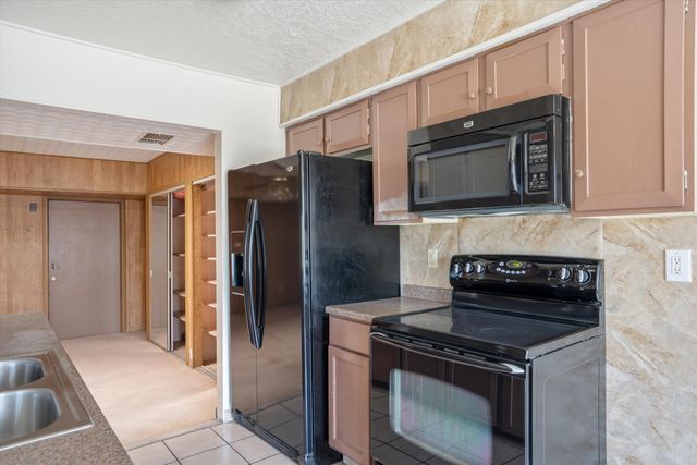 6505 MCKINNEY Drive NE, Albuquerque, NM 87109