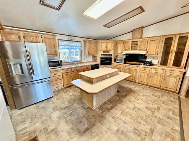 300 Winston Drive, Grants Pass, OR 97526