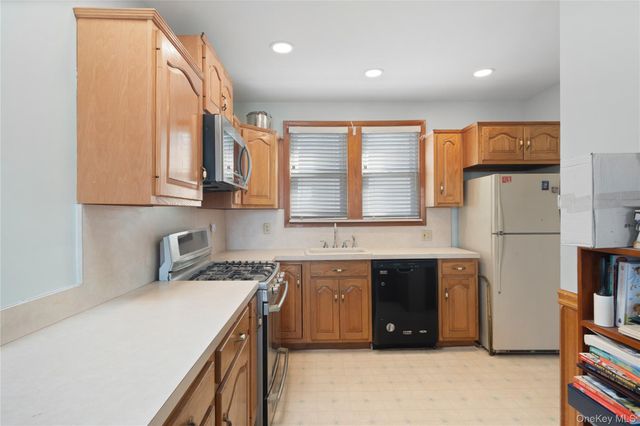 7526 166th Street, Fresh Meadows, NY 11366