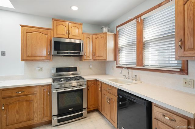 7526 166th Street, Fresh Meadows, NY 11366