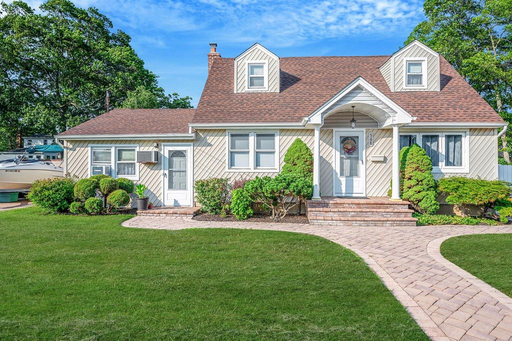 568 N Clinton Avenue, Lindenhurst, NY 11757