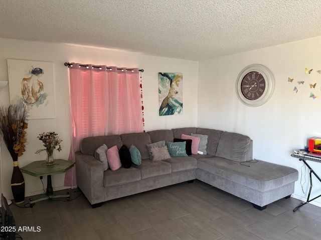 2687 W OCOTILLO Road, Phoenix, AZ 85017