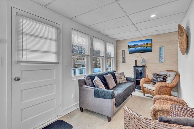 21 Cottage Road, Baiting Hollow, NY 11933