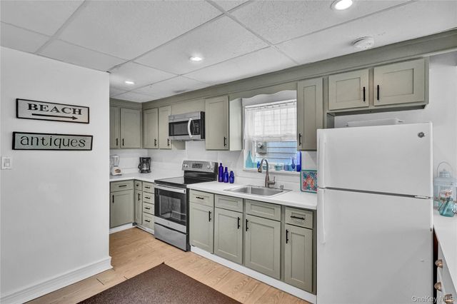 21 Cottage Road, Baiting Hollow, NY 11933