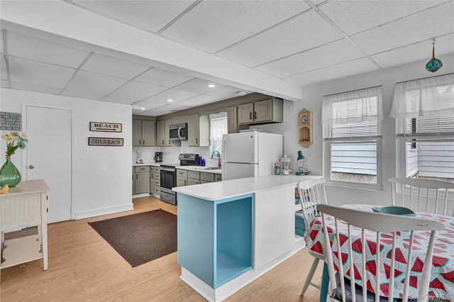 21 Cottage Road, Baiting Hollow, NY 11933