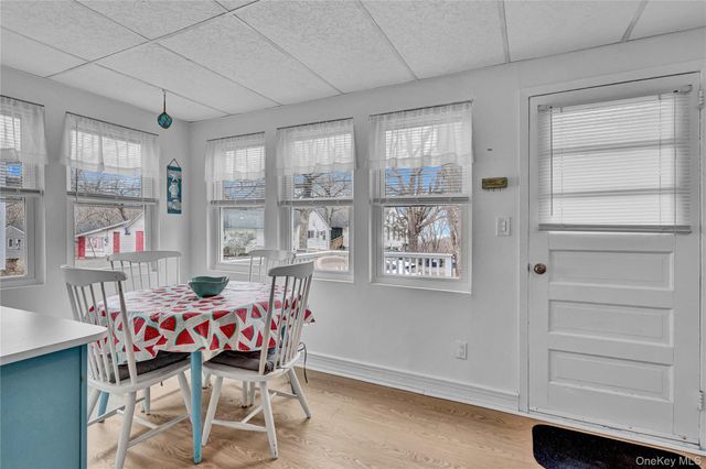 21 Cottage Road, Baiting Hollow, NY 11933