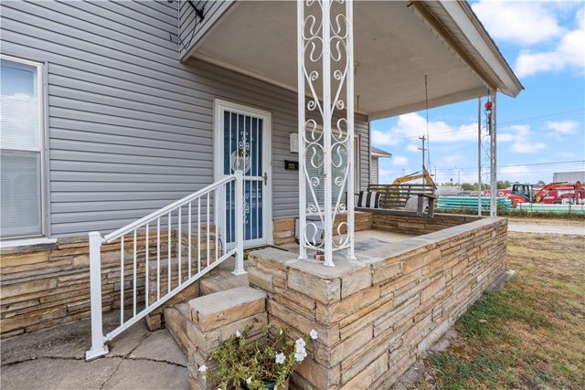 1521 S 4th Street, Rogers, AR 72756