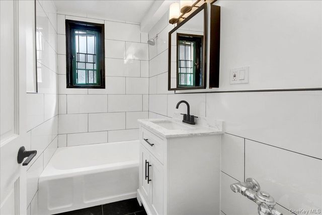 1569 metropolitan Avenue 4g, Bronx, NY 10462