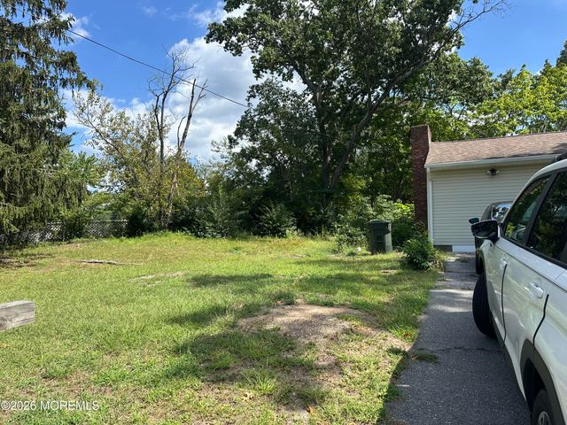 8 Western Drive, Howell, NJ 07731