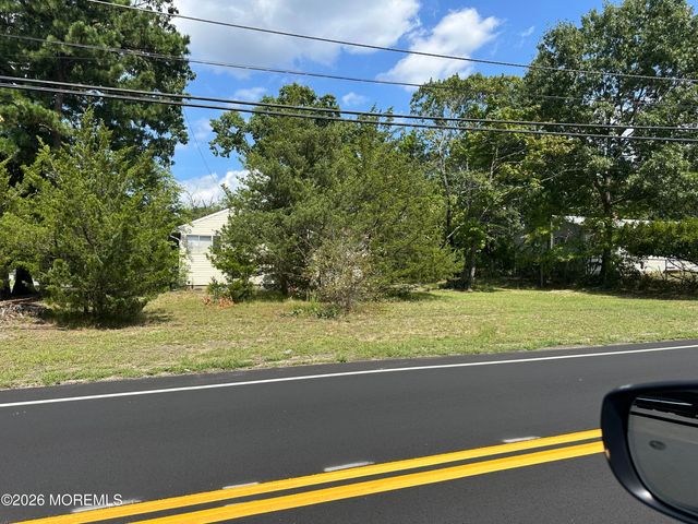8 Western Drive, Howell, NJ 07731