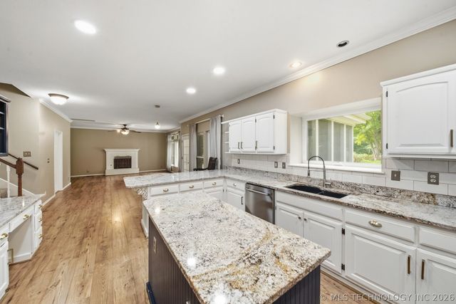 204 N Sweet Gum Avenue, Broken Arrow, OK 74012