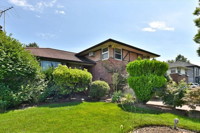 12 Leonard Road, Syosset, NY 11791