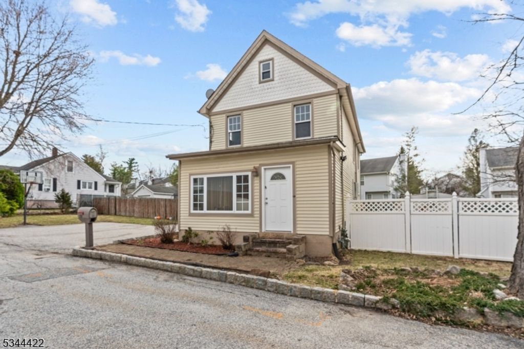 19 Card St, Hamburg Boro, NJ 07419