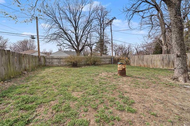 832 Sherman St, Salina, KS 67401