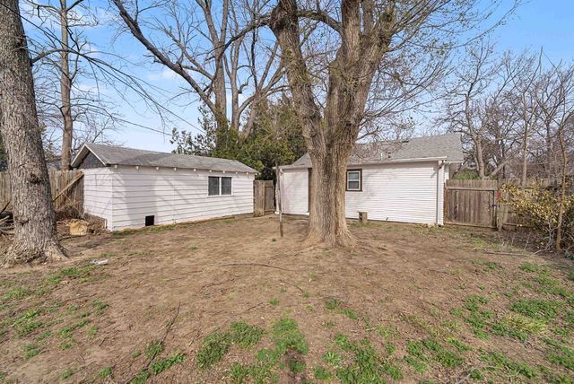 832 Sherman St, Salina, KS 67401