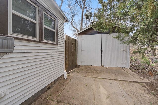 832 Sherman St, Salina, KS 67401