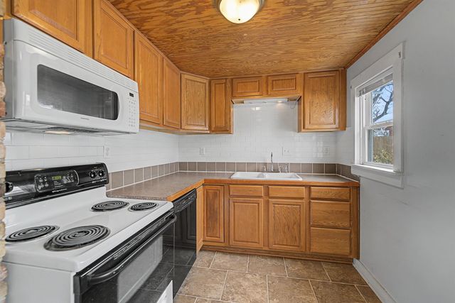 832 Sherman St, Salina, KS 67401