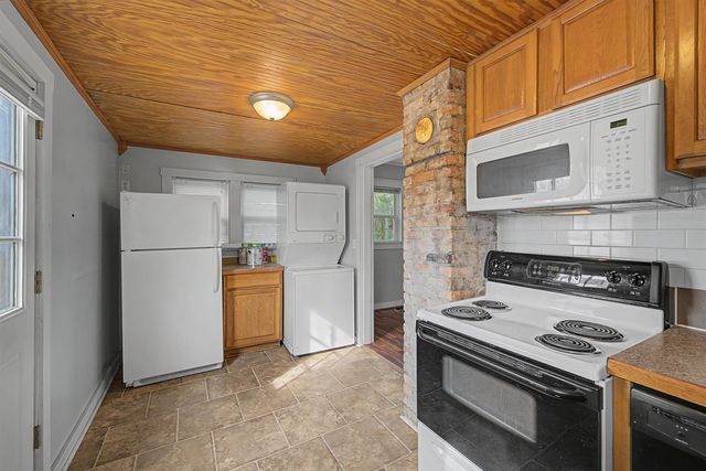 832 Sherman St, Salina, KS 67401