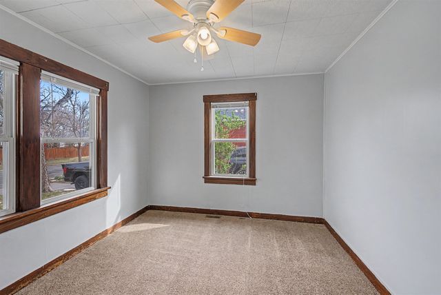 832 Sherman St, Salina, KS 67401