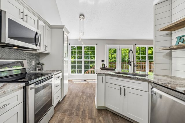 546 Lauren Park Dr, Burns, TN 37029