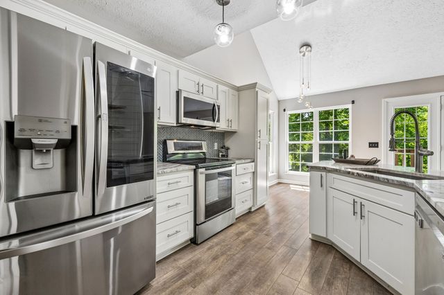 546 Lauren Park Dr, Burns, TN 37029