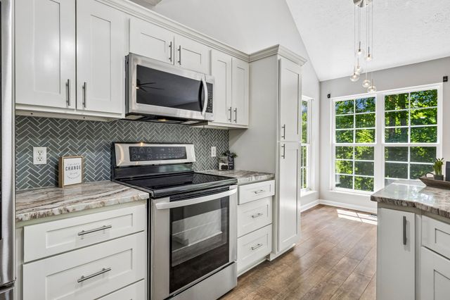 546 Lauren Park Dr, Burns, TN 37029