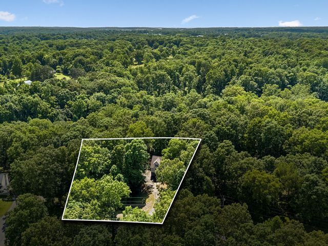 546 Lauren Park Dr, Burns, TN 37029