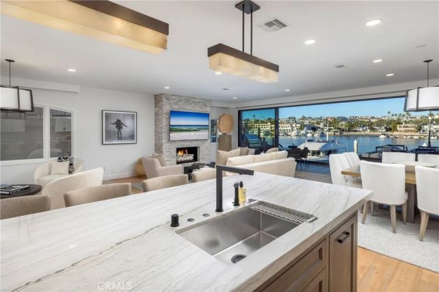 704 Via Lido Nord, Newport Beach, CA 92663