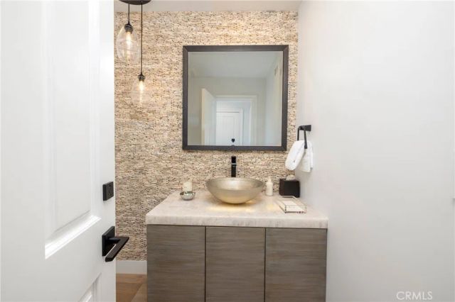 704 Via Lido Nord, Newport Beach, CA 92663