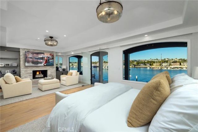 704 Via Lido Nord, Newport Beach, CA 92663