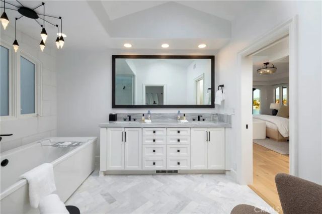 704 Via Lido Nord, Newport Beach, CA 92663