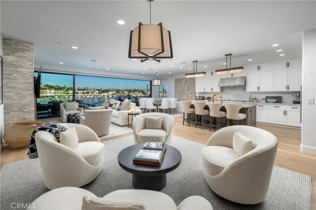 704 Via Lido Nord, Newport Beach, CA 92663
