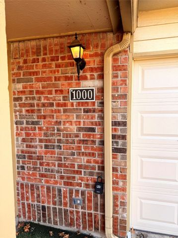 1000 Lamesa Court, Irving, TX 75063