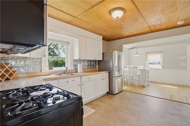272 Riverside Street, Portsmouth, RI 02871