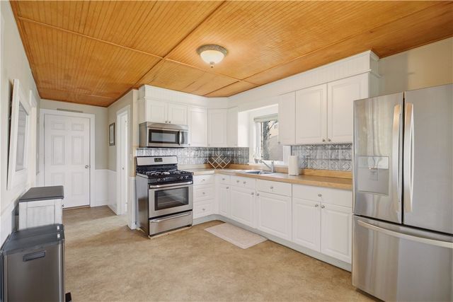 272 Riverside Street, Portsmouth, RI 02871
