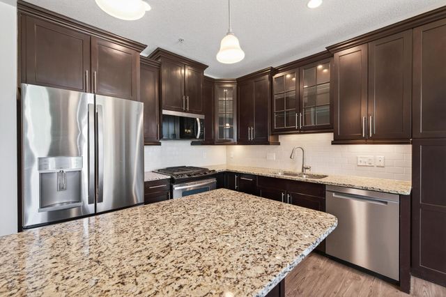 3201 Countryside Court B, Woodbury, MN 55129