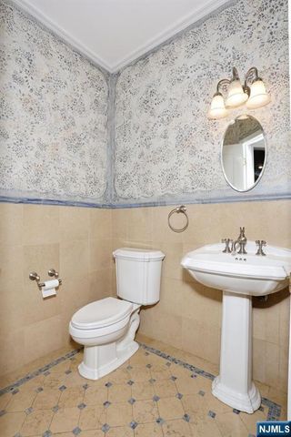 136 Winding Creek, Old Tappan, NJ 07675