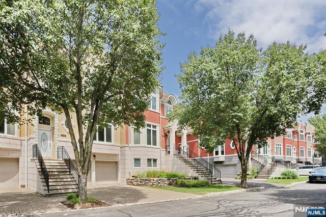 136 Winding Creek, Old Tappan, NJ 07675