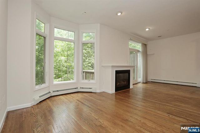 136 Winding Creek, Old Tappan, NJ 07675