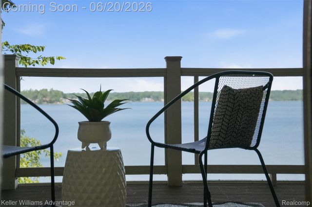 9548 Elizabeth Lake Road, White Lake Charter Township, MI 48386
