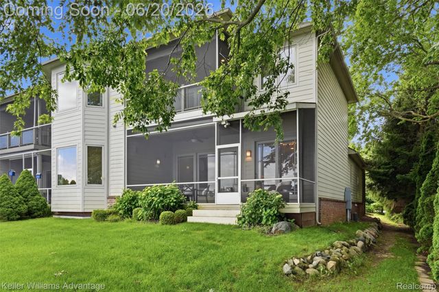 9548 Elizabeth Lake Road, White Lake Charter Township, MI 48386
