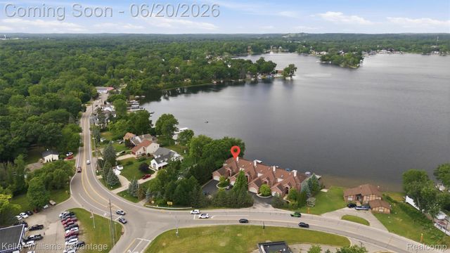9548 Elizabeth Lake Road, White Lake Charter Township, MI 48386